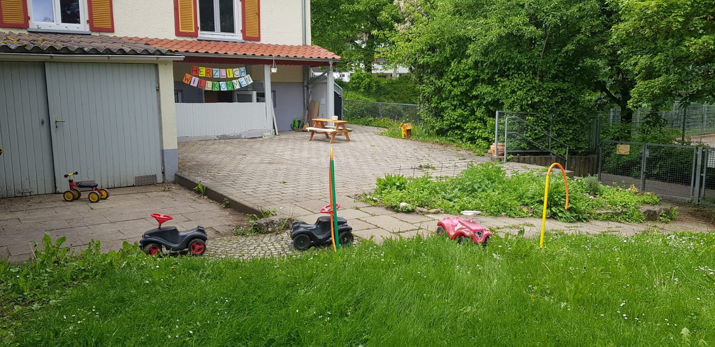 Außenspielbereich mit Spielmöglichkeiten im Sausewind-Garten